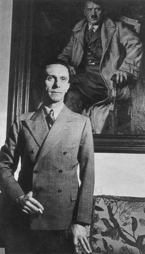 Йозеф Геббельс в своем рабочем кабинете. 1939 г.