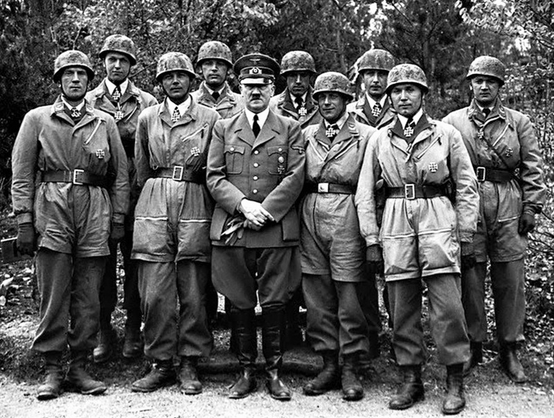 Адольф Гитлер с офицерами-парашютистами батальона «Кох».1940 г.