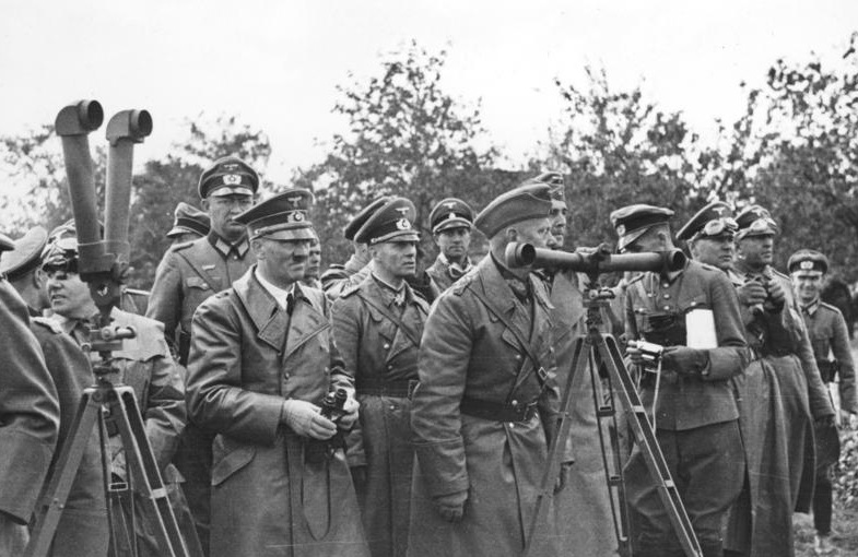 Мартин Борман, Адольф Гитлер, Эрвин Роммель и Вальтер фон Райхенау на наблюдательном пункте. Польша. 1939 г. 