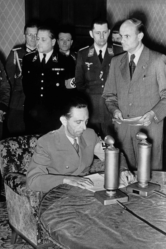 Йозеф Геббельс объявляет по радио о нападении на СССР. Берлин. 1941 г. 