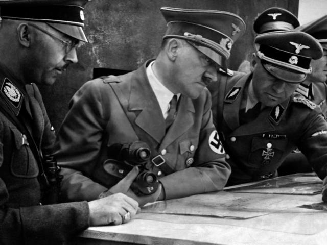 Мартин Борман, Адольф Гитлер и Генрих Гиммлер у карты. 1939 г.