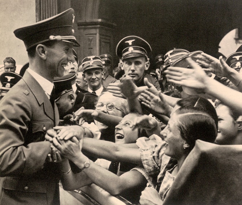 Йозеф Геббельс на улицах Берлина. 1941 г.