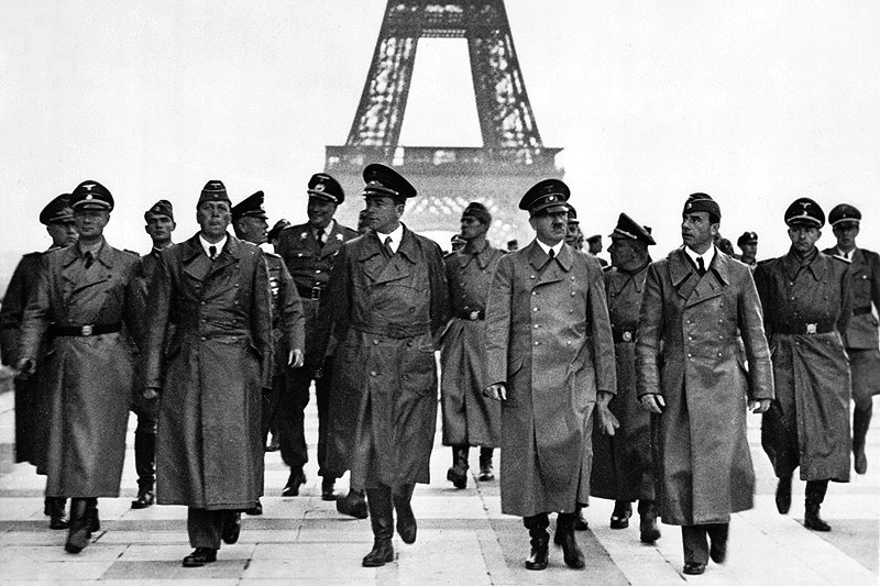 Мартин Борман, Адольф Гитлер, Карл Вольф, Вильгельм Кейтель, Вильгельм Брюкнер, Альберт Шпеер и Отто Дитрих после осмотра Эйфелевой башни. Париж. 1940 г.