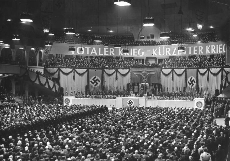 Йозеф Геббельс с речью о тотальной войне. Берлин. 1943 г.