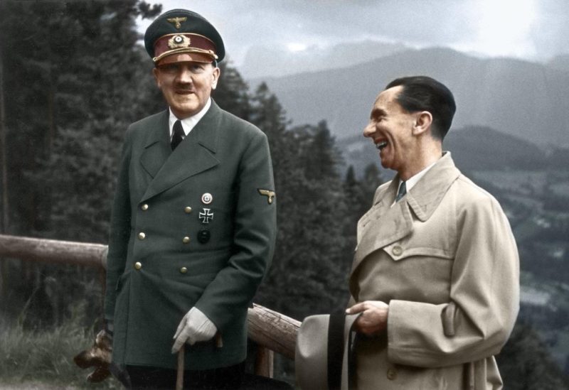 Йозеф Геббельс и Адольф Гитлер. 1943 г.