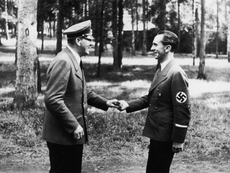 Йозеф Геббельс и Адольф Гитлер. 1943 г.