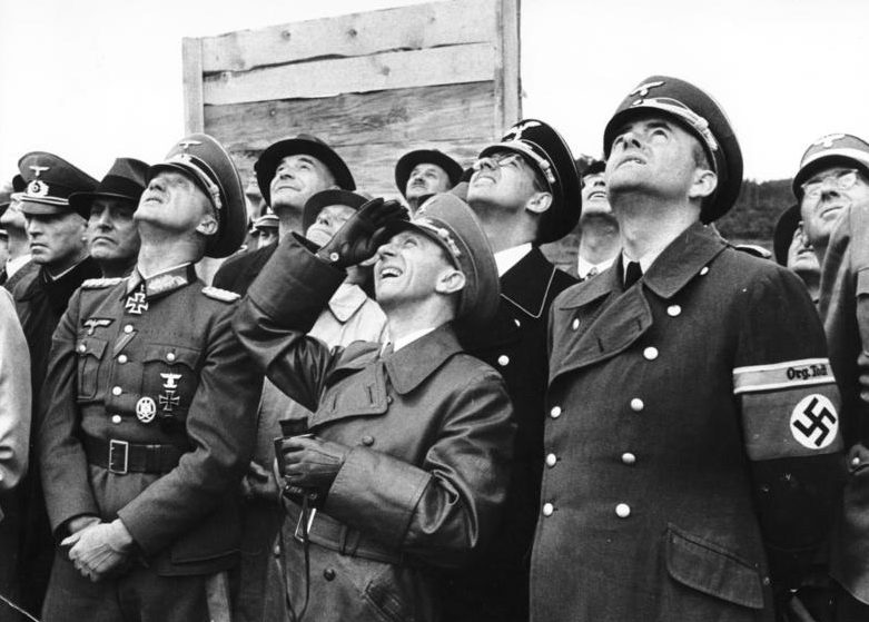 Йозеф Геббельс и министр вооружений Альберт Шпеер на испытании вооружений. 1943 г.