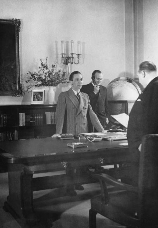 Йозеф Геббельс и Вальтер Функ. Берлин. 1943 г.