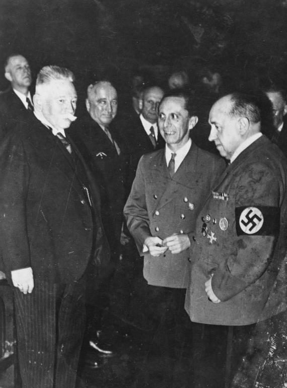Йозеф Геббельс и Вальтер Функ. Берлин. 1943 г.