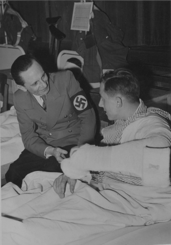 Йозеф Геббельс в госпитале. Берлин. 1943 г.