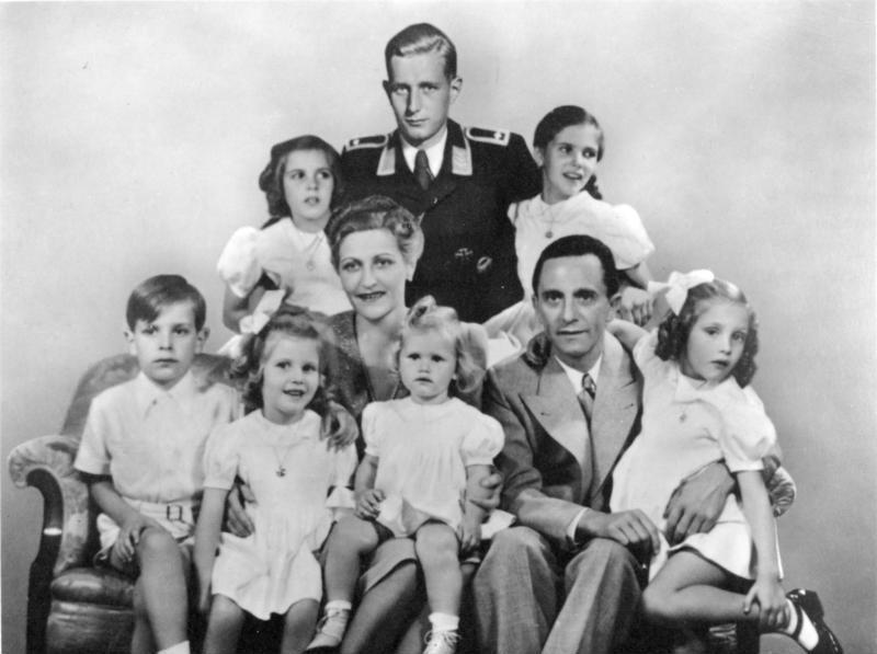 Йозеф Геббельс и его семья. 1944 г.