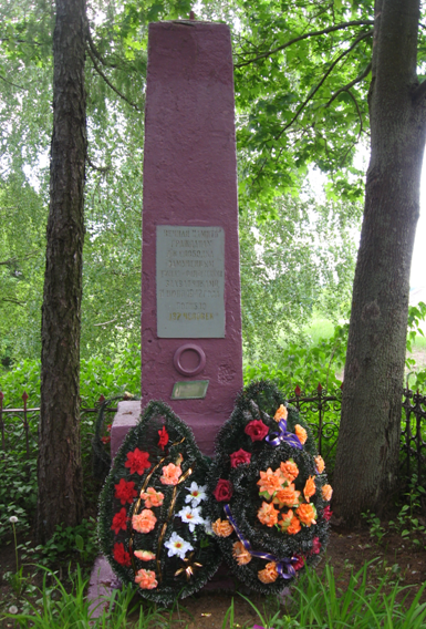 д. Костричская Слободка Кировского р-на. Памятник, установленный на братской могиле, в которой похоронено 137 советских воинов, в т.ч. 38 неизвестных, погибших в 1942 году. 