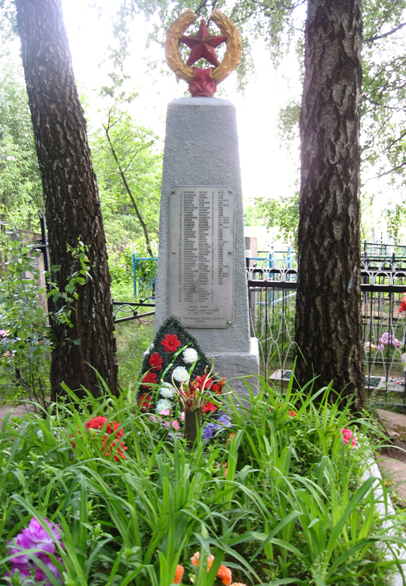 д. Столпище Кировского р-на. Памятник, установлен на братской могиле, в которой похоронено 63 советских воинов, погибших в 1944 году. 