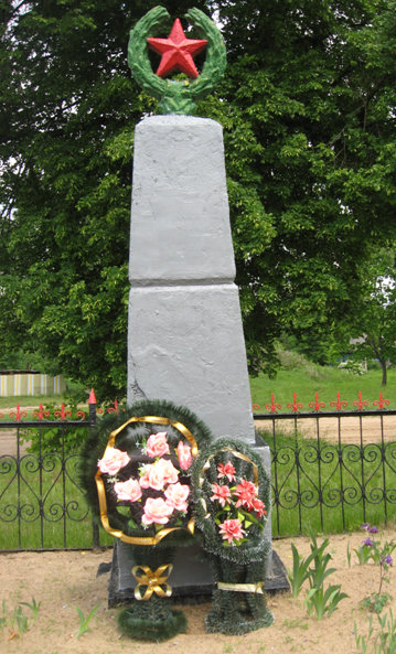 д. Чигиринка Кировского р-на. Памятник, установлен на братской могиле, в которой похоронено 15 советских воина, в т.ч. 4 неизвестных, погибших в годы войны. 