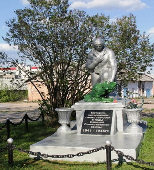г. Кричев. Памятник установлен в 1960 году по улице Зеленой на месте братской могилы, в которой похоронены 5 погибших военнопленных из лагеря смерти.