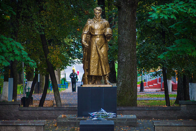 г. Климовичи. Памятник в городском парке, установленный на братской могиле советских воинов, погибших в годы войны. 