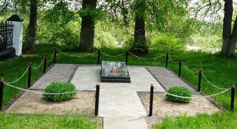 г. Кричев. Мемориальная плита установлена в 2013 году по улице Сиротинина на месте перезахоронения 40 воинов, погибших в 1941 году.