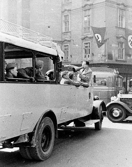 Автобусы с немецкими солдатами на улицах города. Март 1938 г.