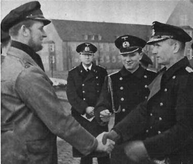 Карл Дёниц награждает командира подлодки U-37. 1941 г.