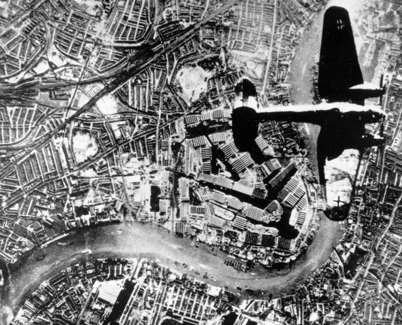 Немецкий бомбардировщик He-111 над доками Лондона.1940 г.