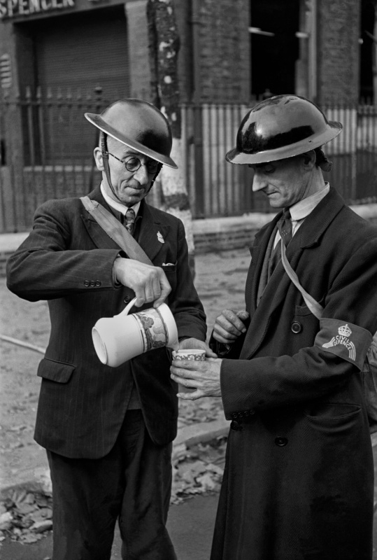 Лондонский спасатель наливает чай своему товарищу после ночного дежурства. 1940 г.
