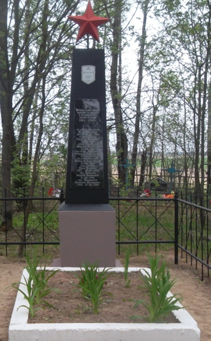 д. Грибаны Могилевского р-на. Братская могила на кладбище села, в которой захоронено 11 воинов, в т.ч. 3 неизвестных.