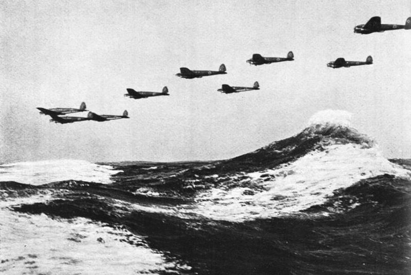 Бомбардировщики He-111 бомбардировщики над Английским каналом. 1940 г.