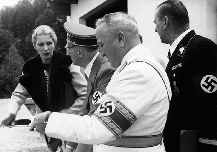 Роберт Лей с женой и Адольф Гитлер. 1942 г.