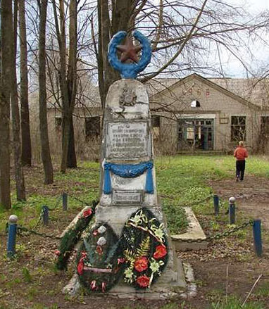 д. Усушек Чауского р-на. Братская могила, в которой захоронено 76 воинов.