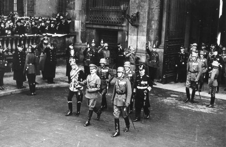 Вернер Бломберг и Адольф Гитлер в день памяти героев. Берлин.1935 г. 