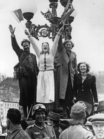Жители Вены встречают германские войска. 13 марта 1938 г. 