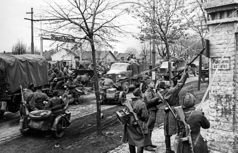 Связисты прокладывают линию связи. 21 апреля 1945 г.