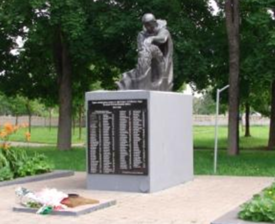 п. Белыничи. Памятник в Липовой роще, установленный на братской могиле, в которой похоронено 348 воинов и партизан, в т.ч. 155 неизвестных, погибших в годы войны. 
