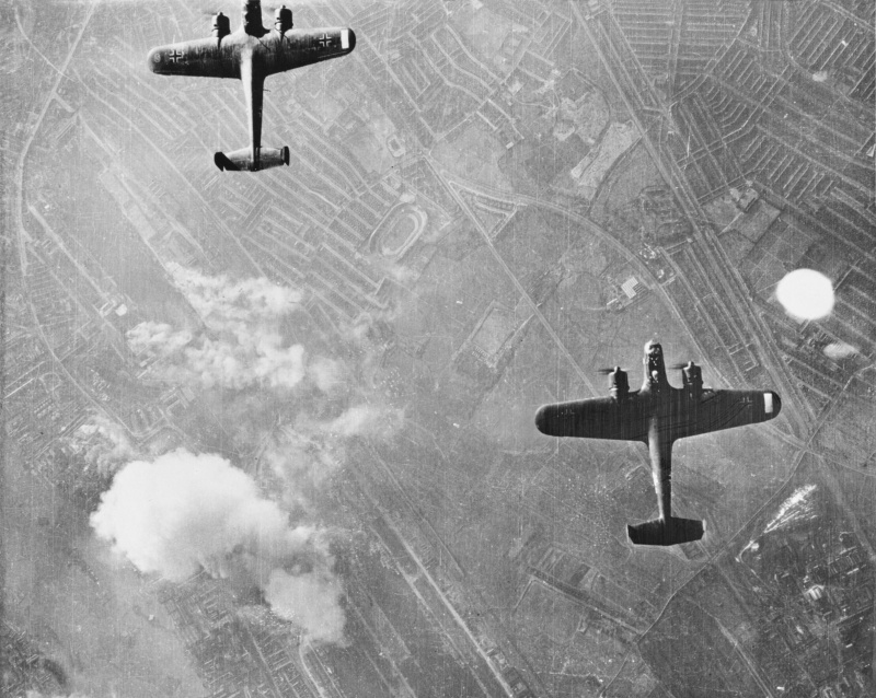 Немецкие бомбардировщики Do. 17Z бомбят район Вест-Хэм. 1940 г.
