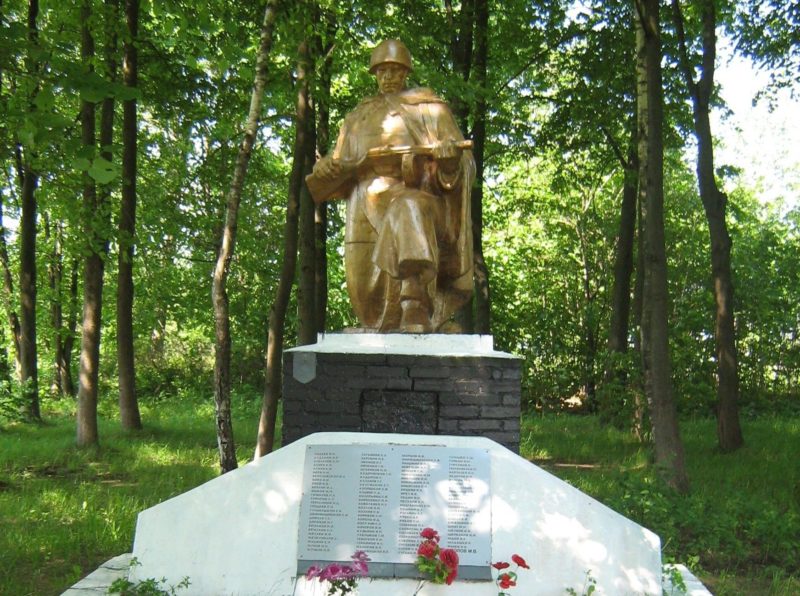 д. Робцы Дрибинского р-на. Памятник установлен на братской могиле, в которой похоронен 101 советский воин, погибший в годы войны.