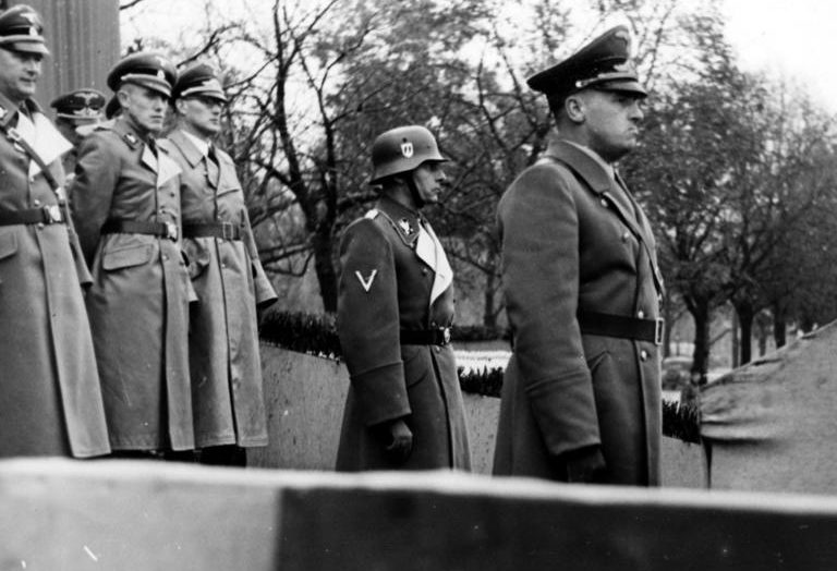 Ганс Франк на параде в Кракове. 1939 г.