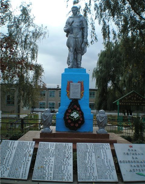 д. Б.Зимница Славгородского р-на. Памятник, установленный на братской могиле, воинов, погибших в годы войны. 