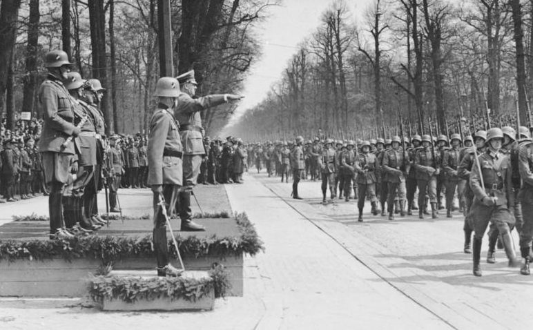 Вернер Бломберг и Адольф Гитлер на параде в честь рождения фюрера. Берлин. 1936 г. 