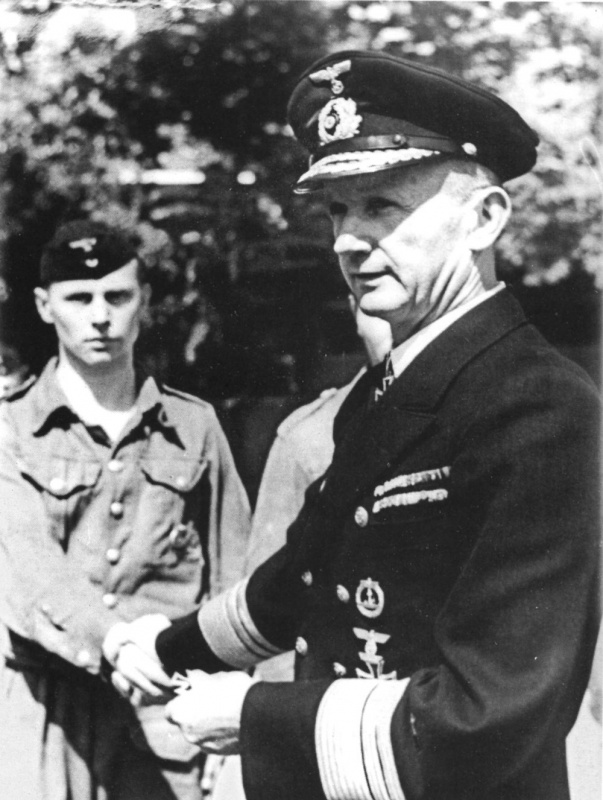 Карл Дениц награждает матроса. 1942 г.