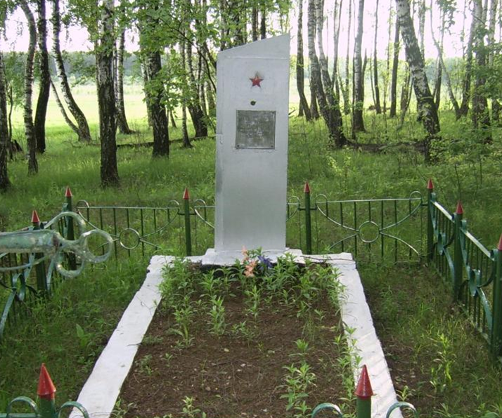 д. Бесковка Мстиславского р-на. Памятник на сельском кладбище, установлен в 1978 году на братской могиле, в которой похоронено 3 советских воина, в т.ч. один неизвестный, погибшие в годы войны. 