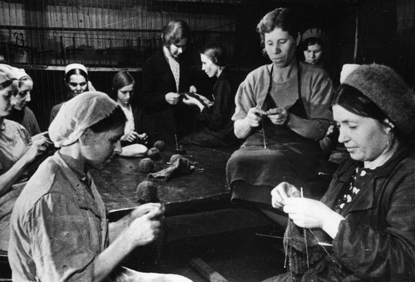 В обеденный перерыв рабочие ГАЗа из отходов производства вяжут носки для фронтовиков. 1941 г.