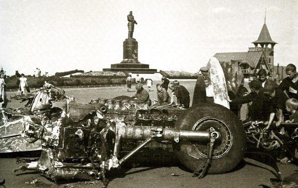 Обломки Ju-88, протараненного И. Шавуриным. Август 1942 г.