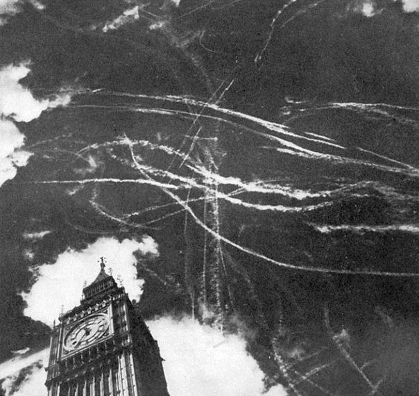 Следы воздушного боя в небе Лондона. 1940 г.
