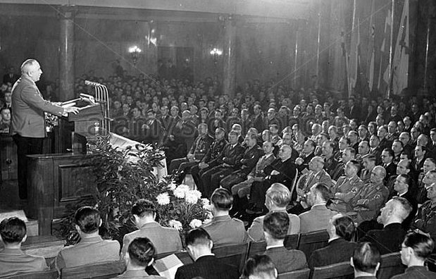 Роберт Лей выступает перед руководителями DAF. 1943 г.