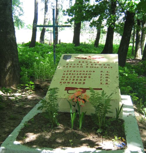 д. Рясно Дрибинского р-на. Памятник, установленный на братской могиле, в которой похоронено 5 советских воинов.