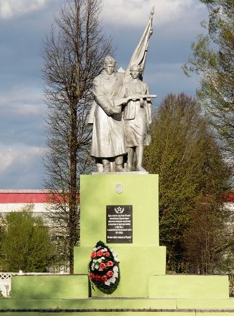 г. Кричев. Памятник установлен в 1967 году в парке цементного завода по улице Коммунистической на братской могиле 18 тысяч военнопленных, погибших в лагере смерти на поселке цементников в 1941-1943 годах.