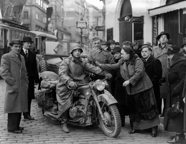 Жители Вены встречают германские войска. 13 марта 1938 г. 