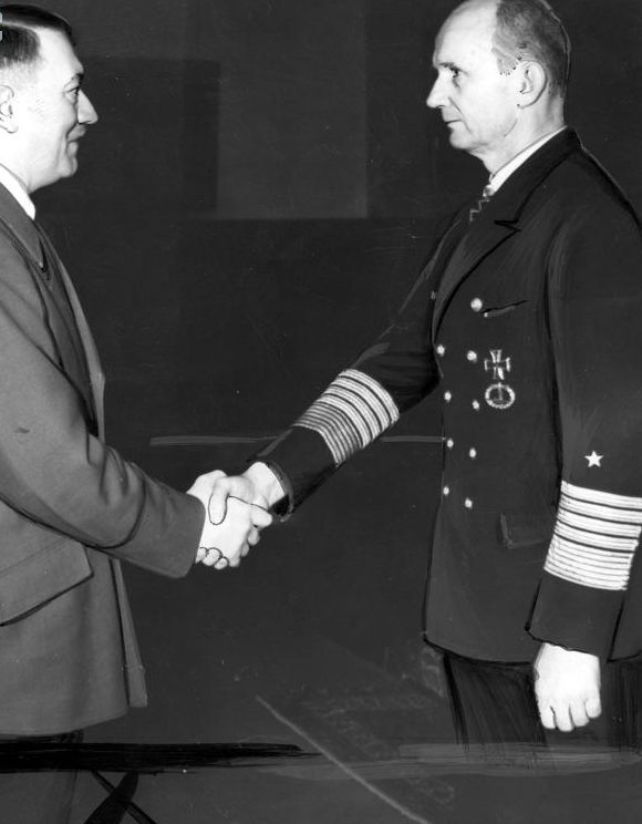 Карл Денниц и Адольф Гитлер. 1943 г.