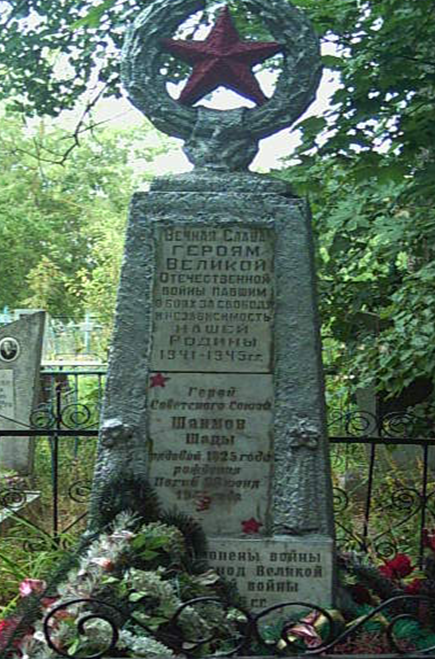 д. Дашковка Могилевского р-на. Братская могила на сельском кладбище, в которой похоронено 30 воинов.