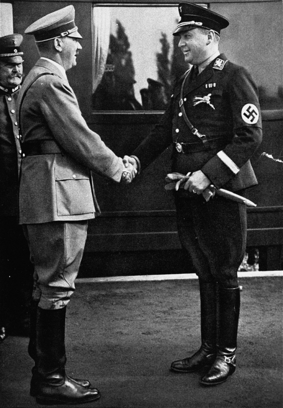 Рихард Дарре и Вдольф Гитлер. Берлин. 1935 г.